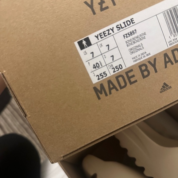 YEEZY SLIDES - Picture 3 of 3
